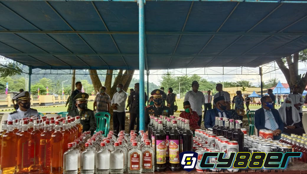 Musnahkan Ratusan Botol Miras, Kapolres Raja Ampat Tegaskan Penjual Miras Ilegal Akan Ditangkap